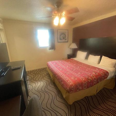 Relax Inn Manor Luaran gambar