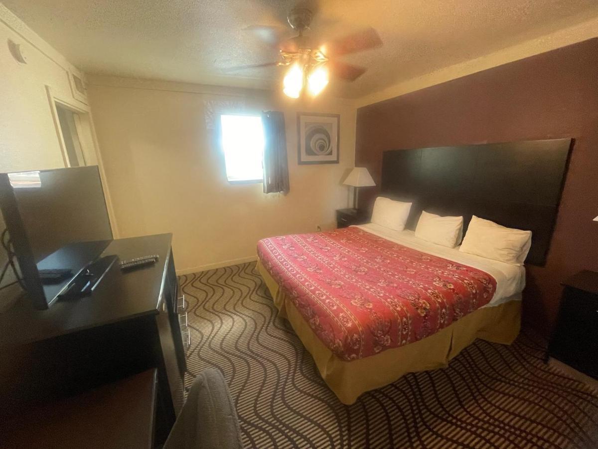 Relax Inn Manor Luaran gambar